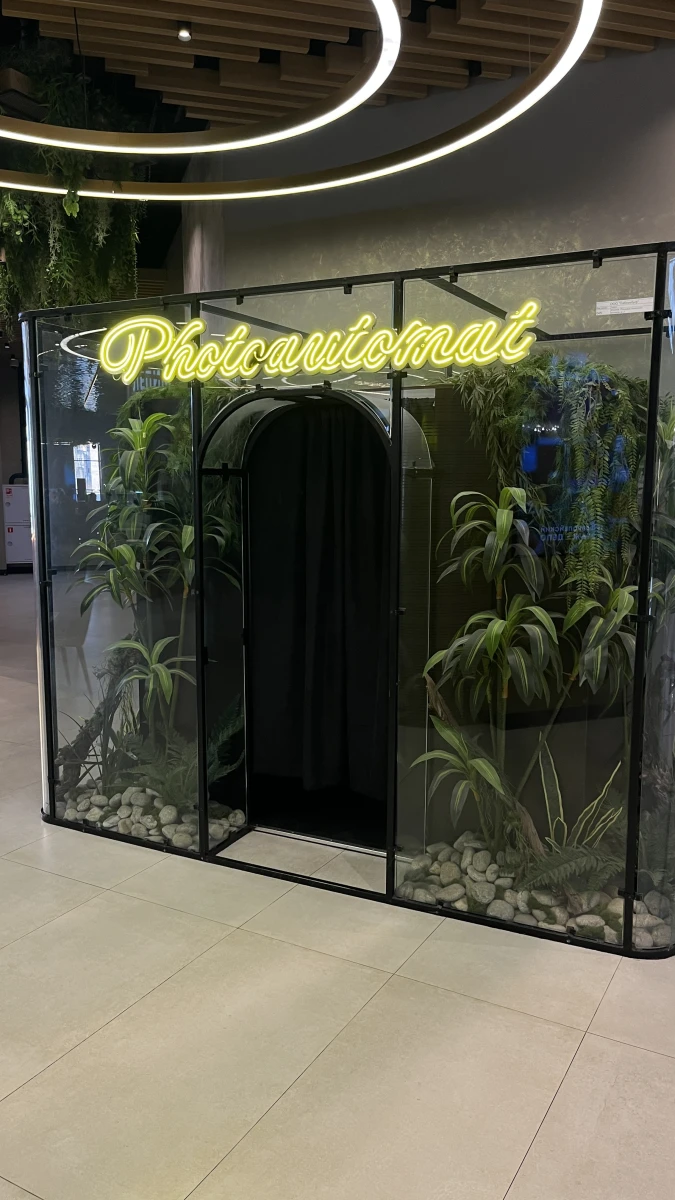 Фотобудка с растениями