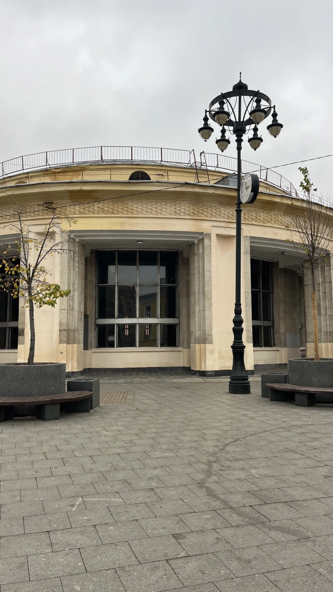 Классический фасад с ретро фонарем и часами