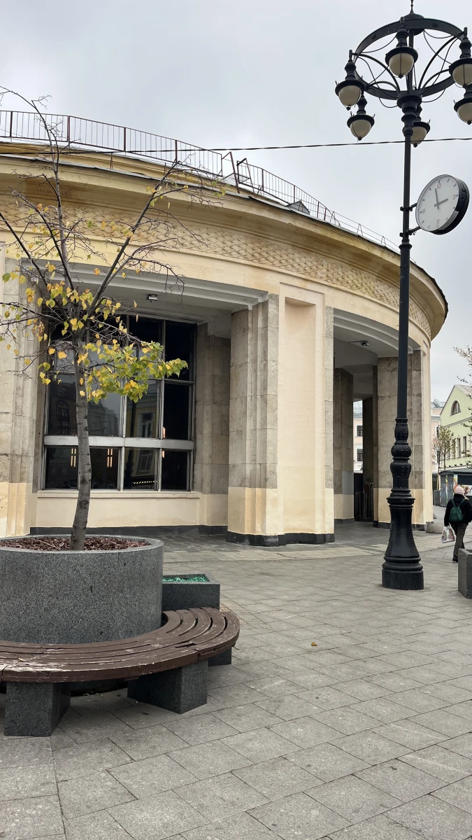 Классический фасад с ретро фонарем и часами