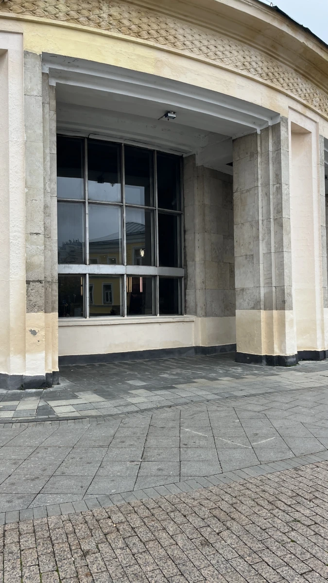 Классический фасад с ретро фонарем и часами