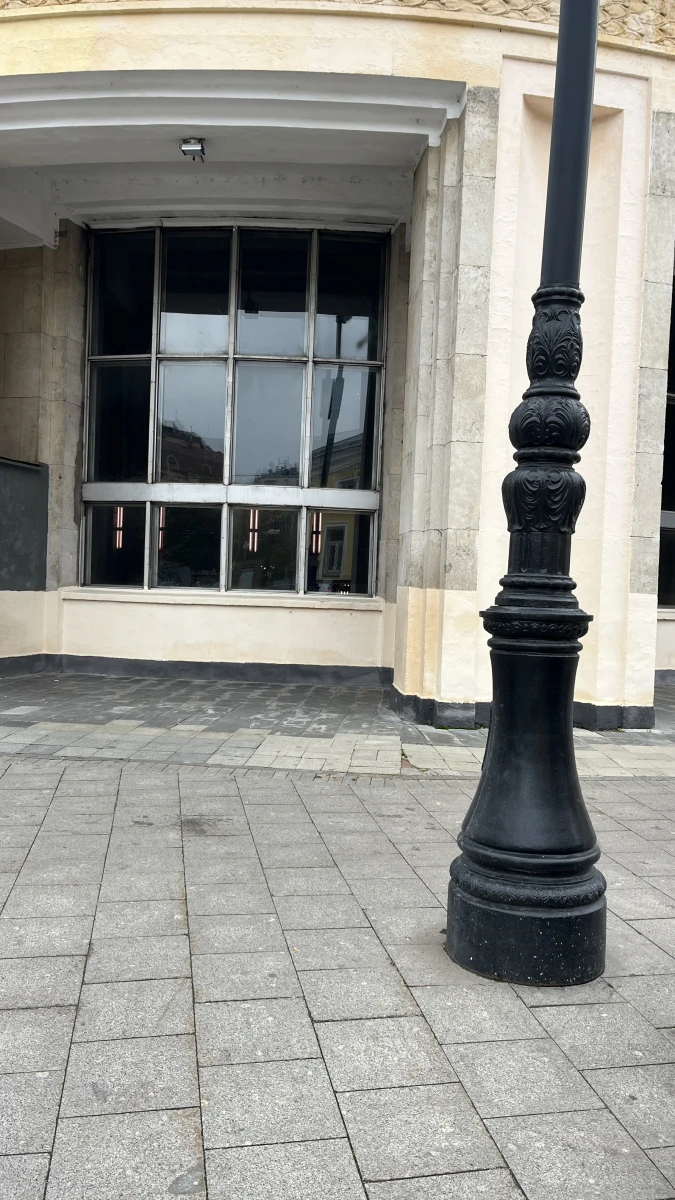 Классический фасад с ретро фонарем и часами