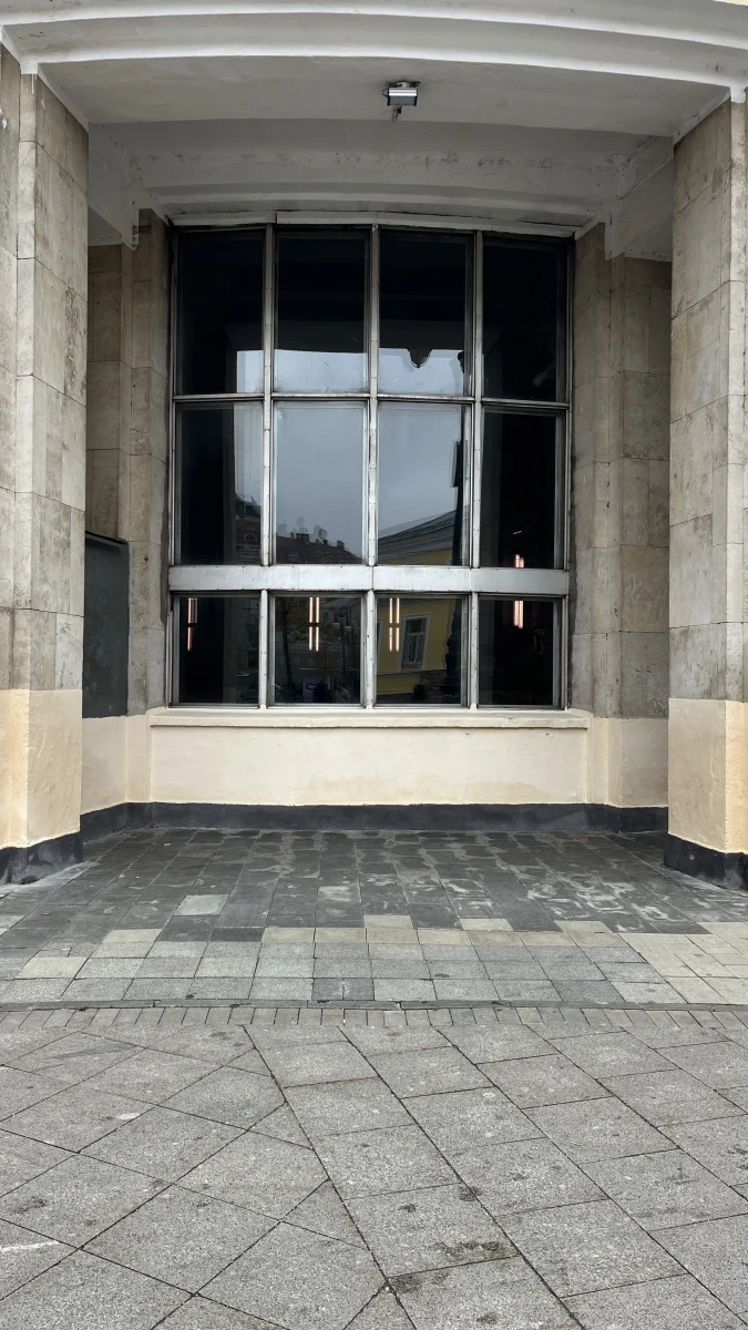 Классический фасад с ретро фонарем и часами