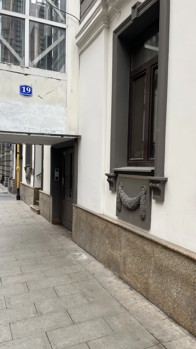 Здание с классическими наличниками