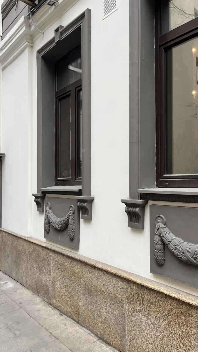 Здание с классическими наличниками