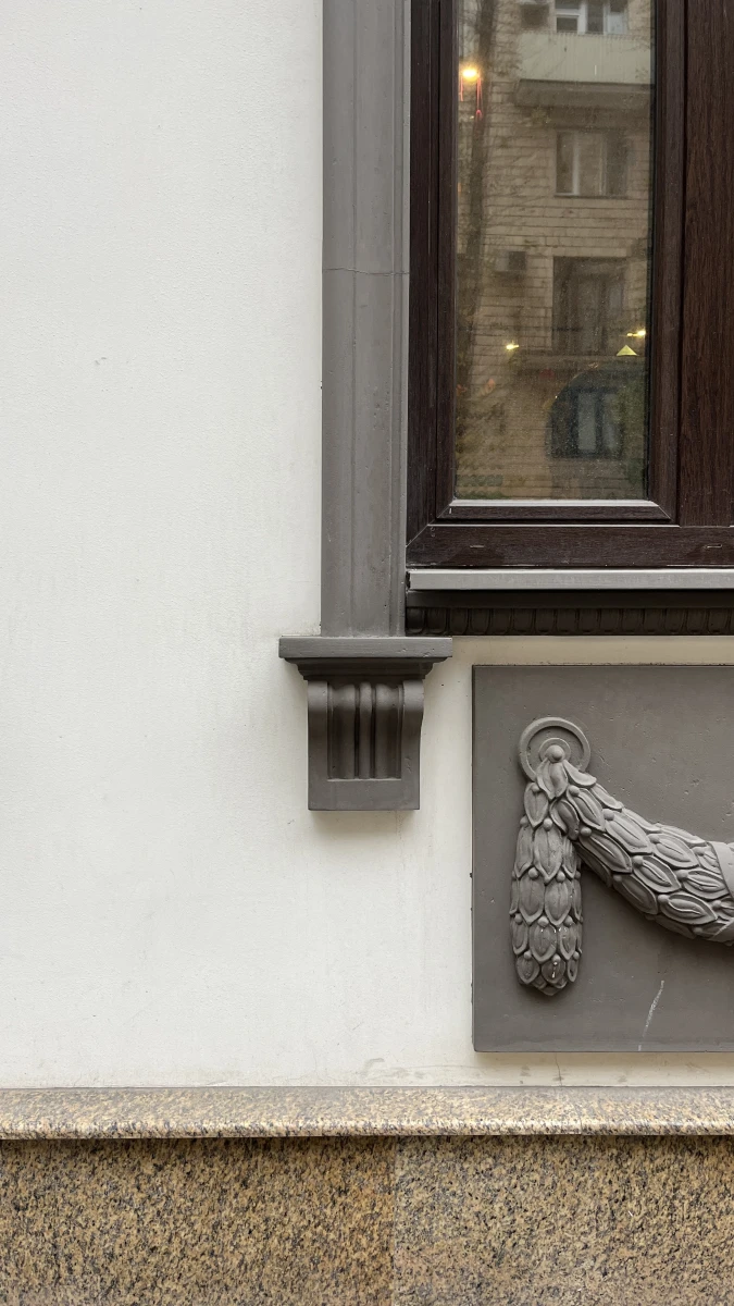 Здание с классическими наличниками