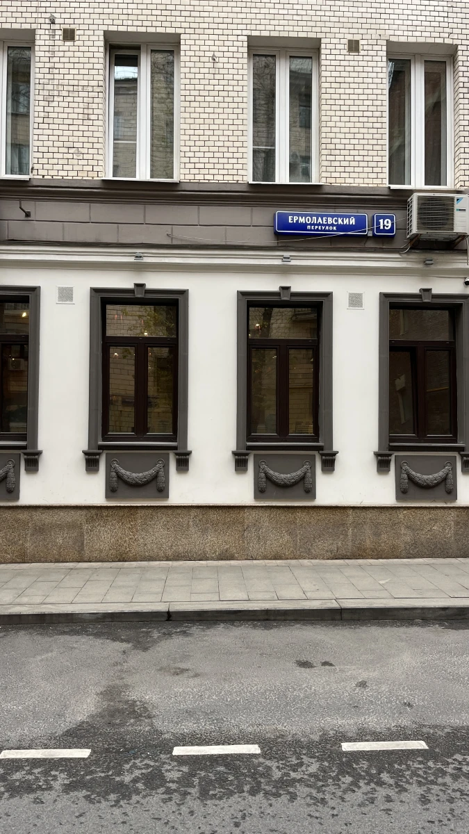 Здание с классическими наличниками