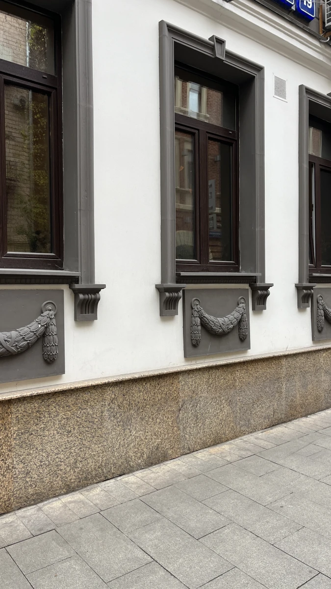 Здание с классическими наличниками