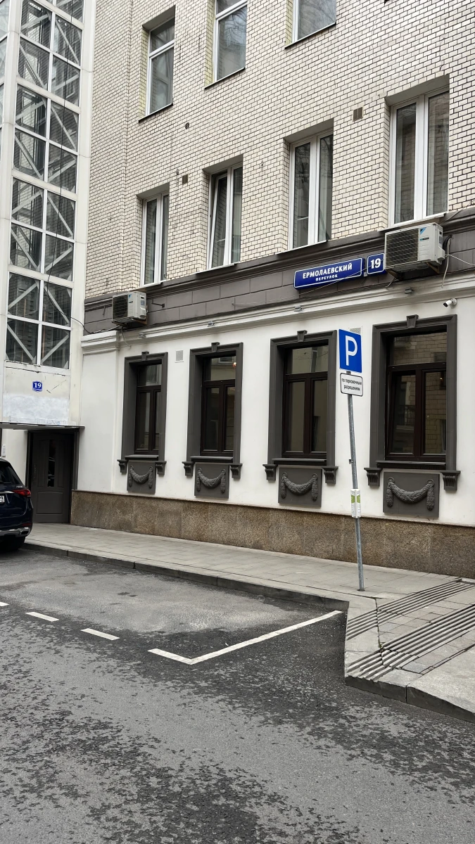 Здание с классическими наличниками