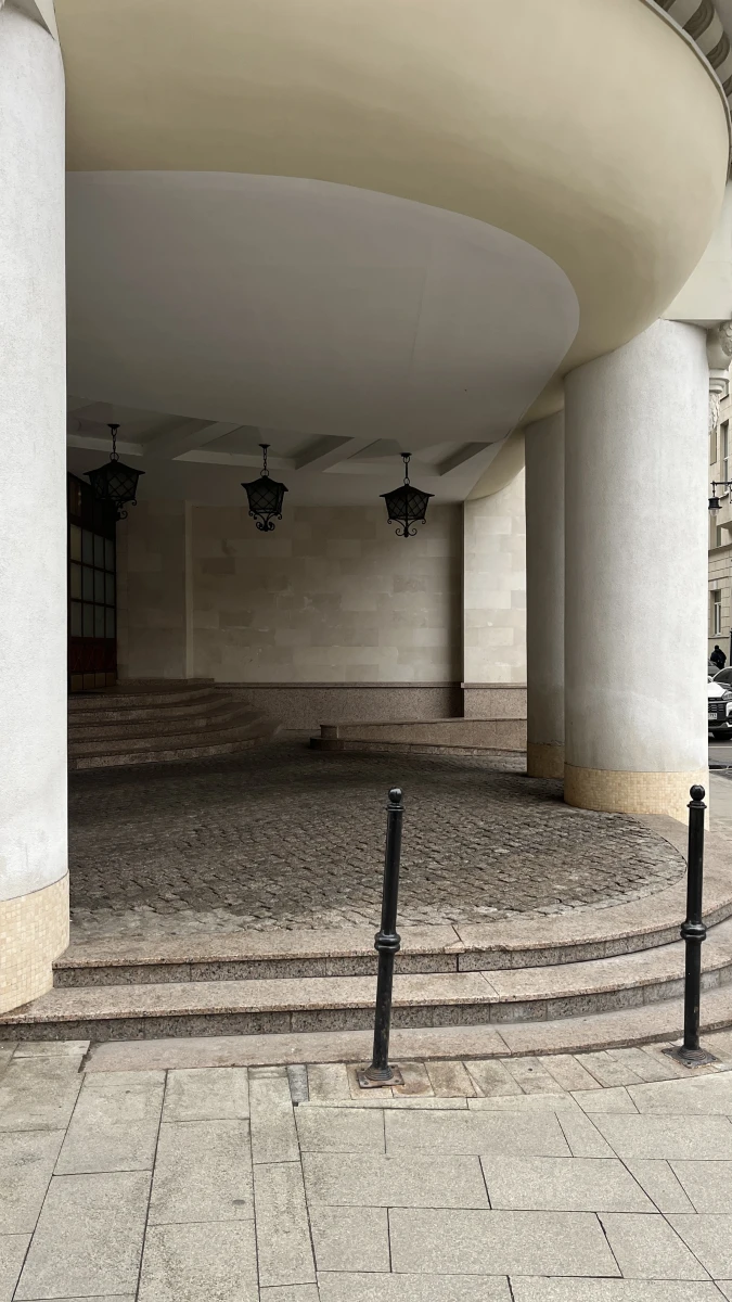 Здание с колонами на перекрестке