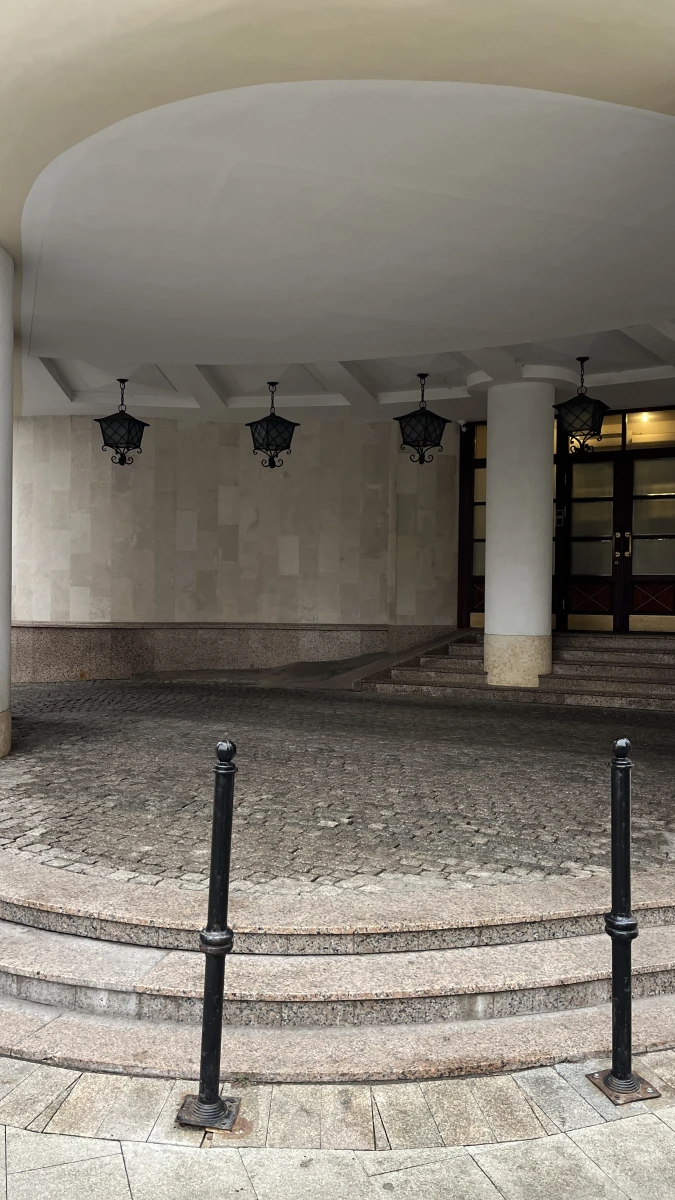 Здание с колонами на перекрестке