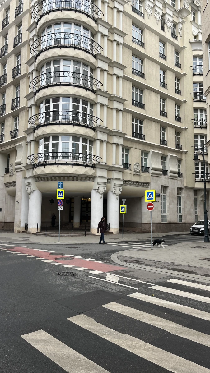 Здание с колонами на перекрестке