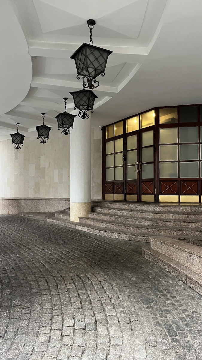 Здание с колонами на перекрестке