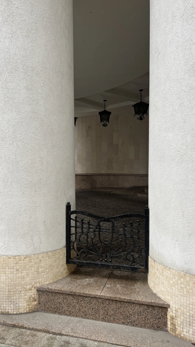 Здание с колонами на перекрестке