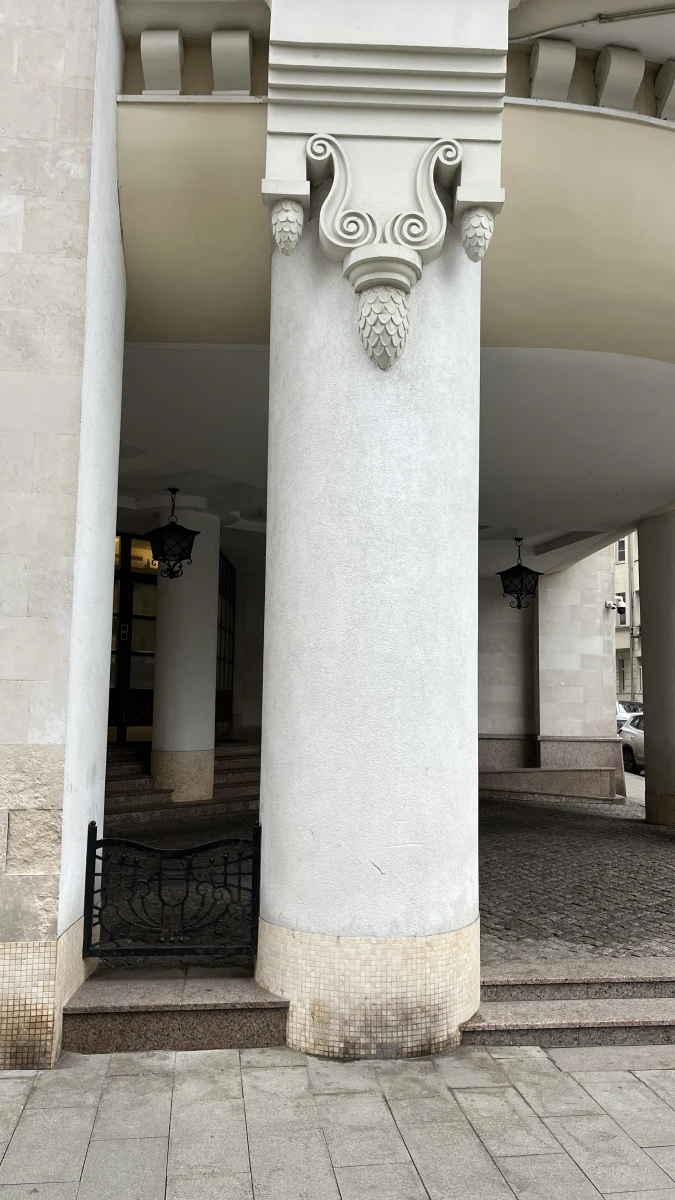 Здание с колонами на перекрестке