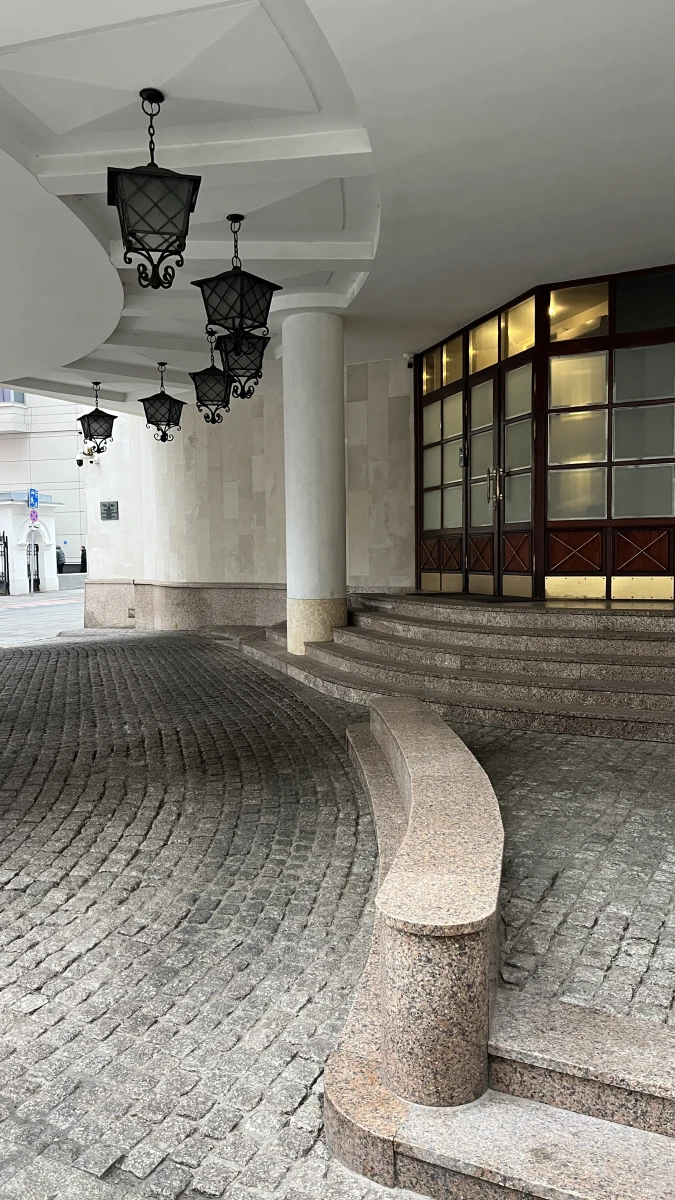 Здание с колонами на перекрестке