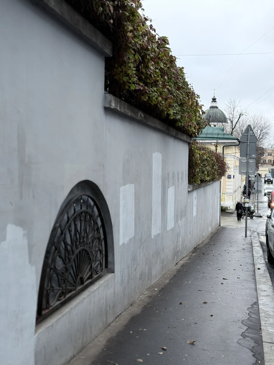 Гараж в заборе Морозовского сада