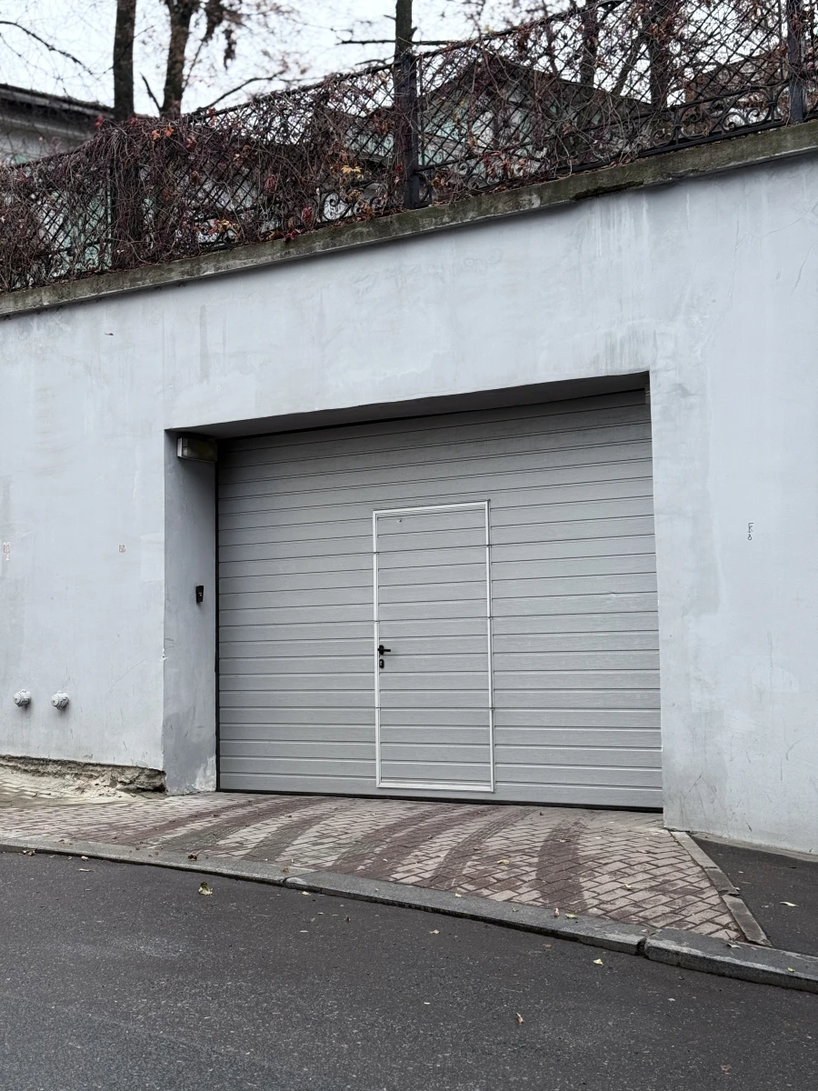 Гараж в заборе Морозовского сада