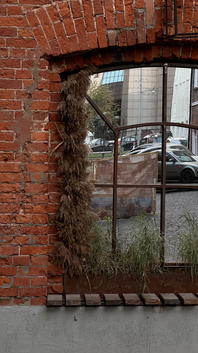 Зеркальное окно с декором