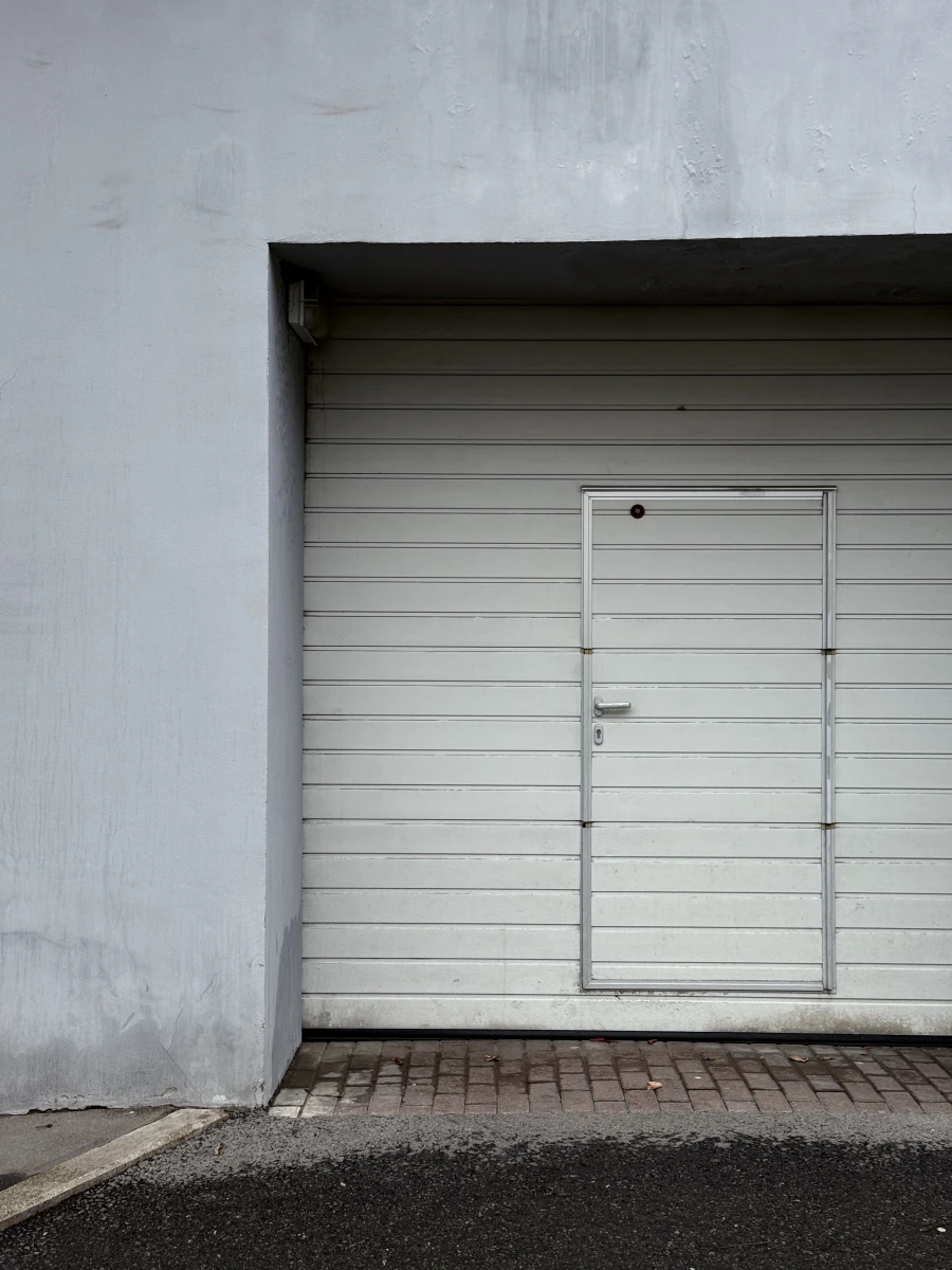 Гараж в заборе Морозовского сада