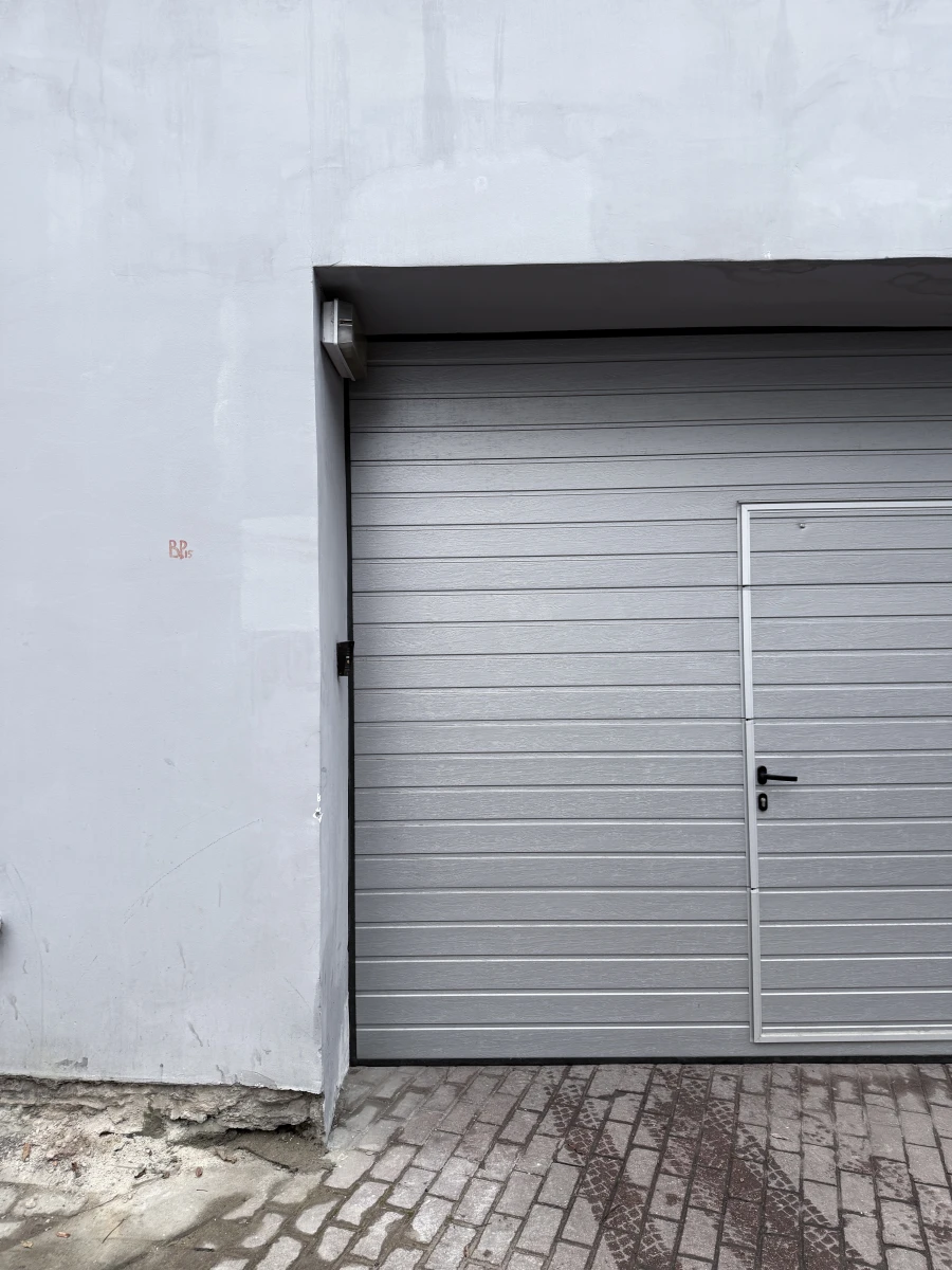 Гараж в заборе Морозовского сада