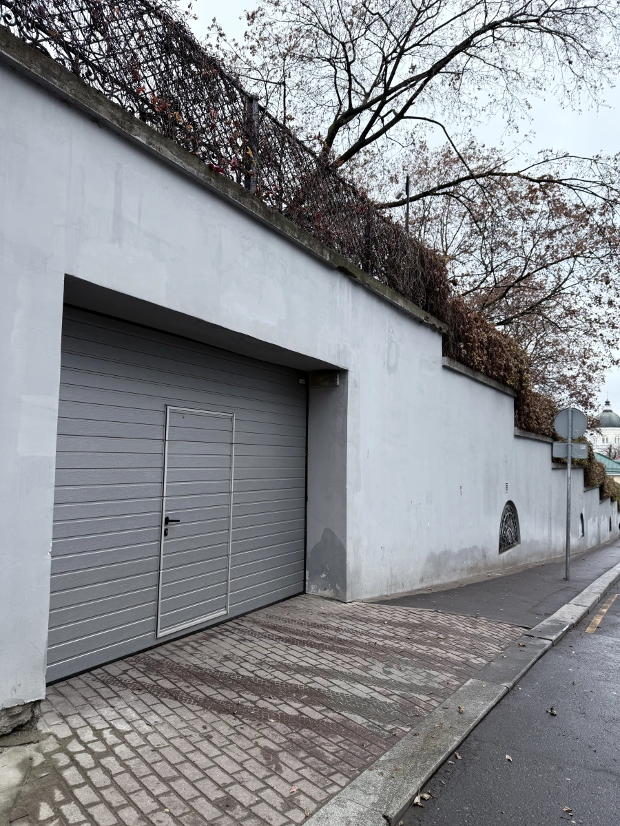 Гараж в заборе Морозовского сада