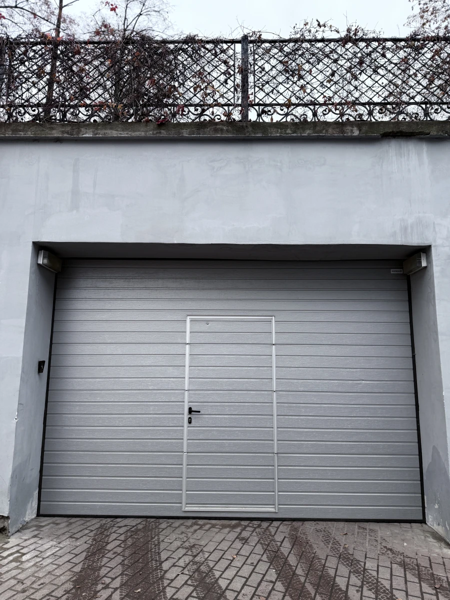 Гараж в заборе Морозовского сада