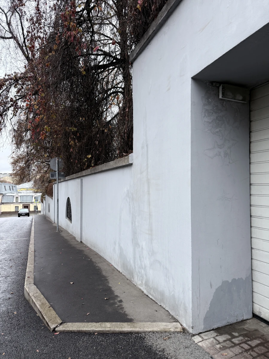 Гараж в заборе Морозовского сада