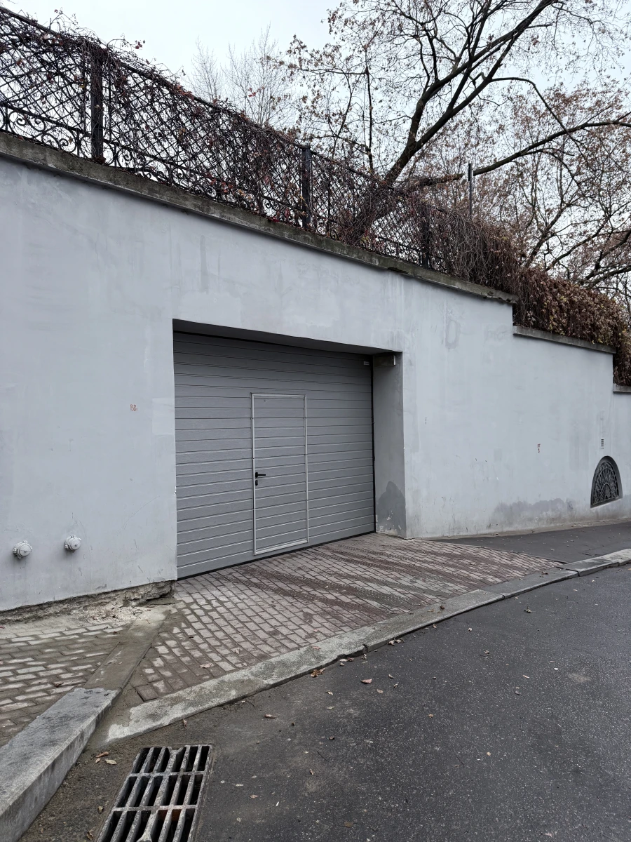 Гараж в заборе Морозовского сада