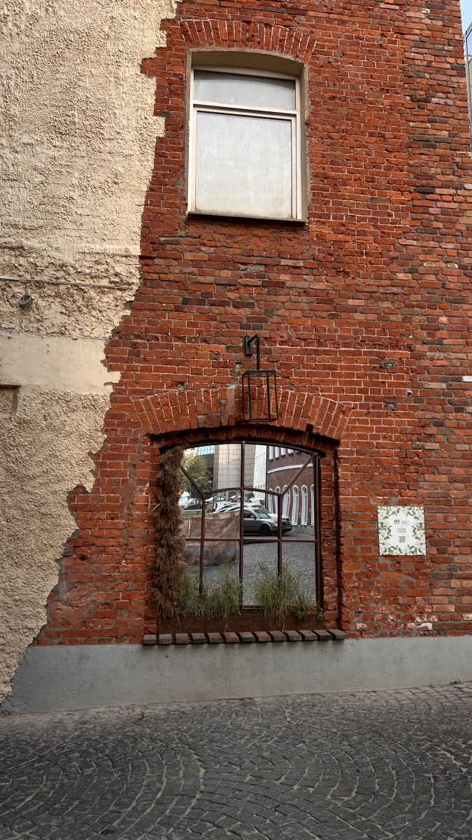 Зеркальное окно с декором