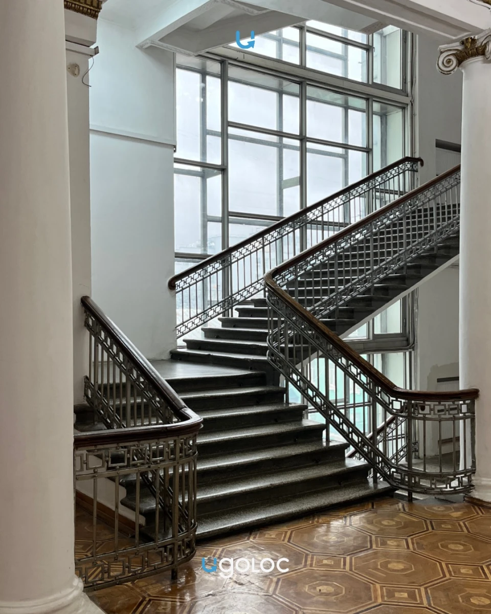 Лестница в доме на Настасьинском