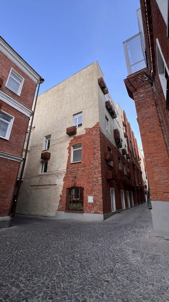 Зеркальное окно с декором