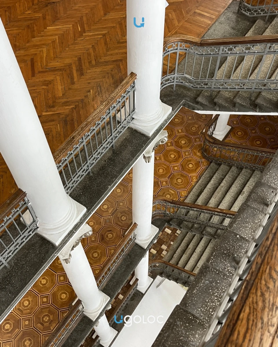 Лестница в доме на Настасьинском