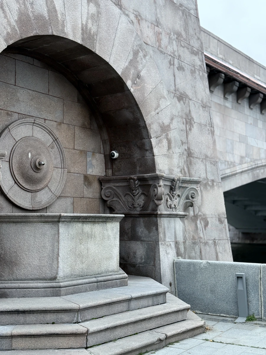 Фонтан у моста