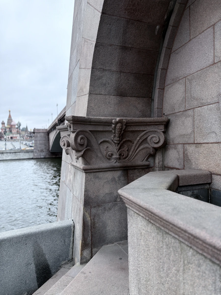 Фонтан у моста