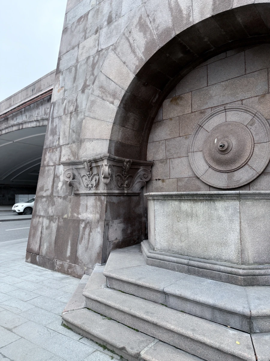 Фонтан у моста