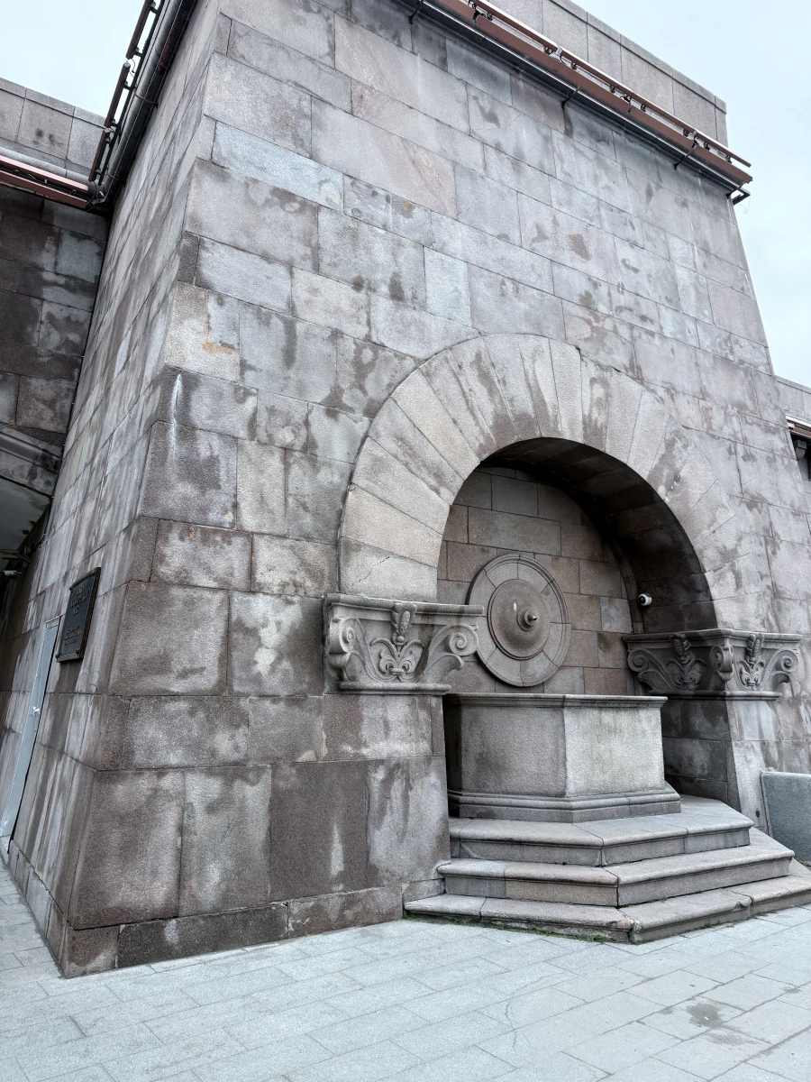 Фонтан у моста