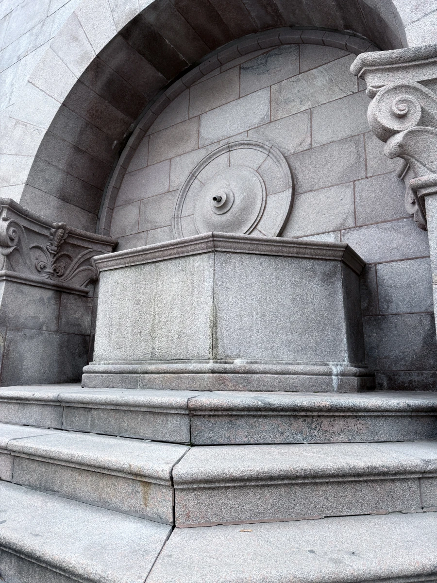 Фонтан у моста