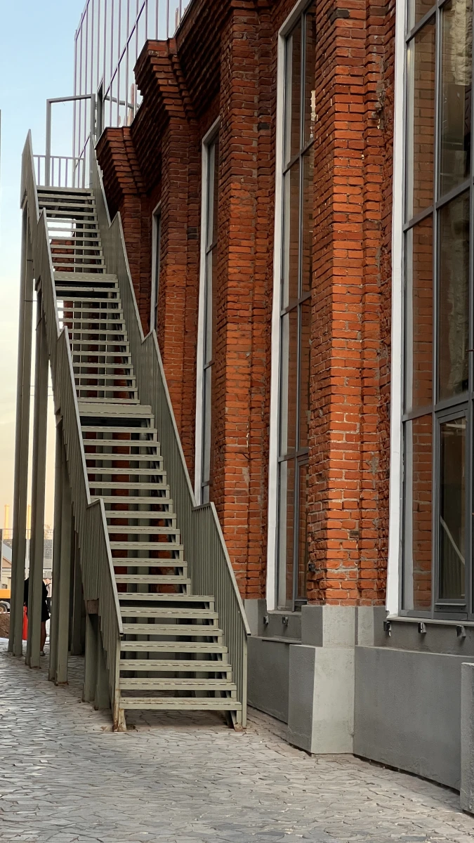 Высокая металлическая лестница