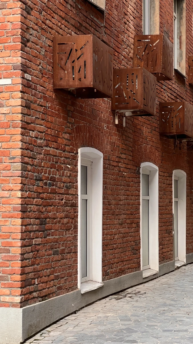 Высокая металлическая лестница