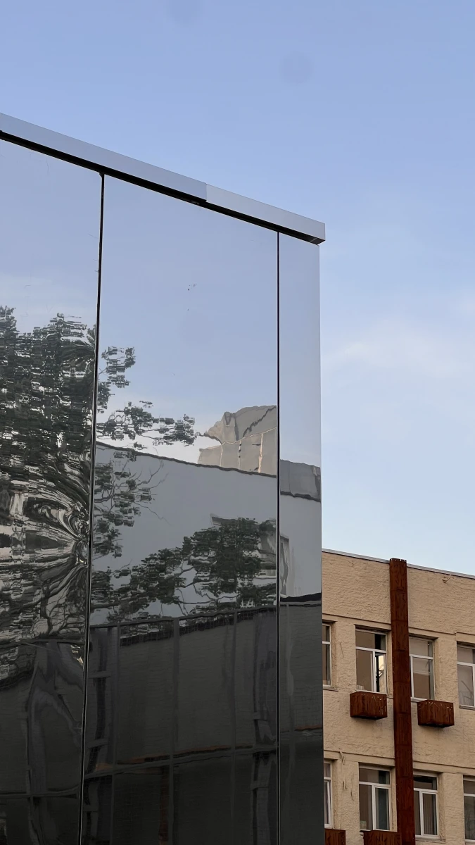 Необычное зеркальное строение на Тульской