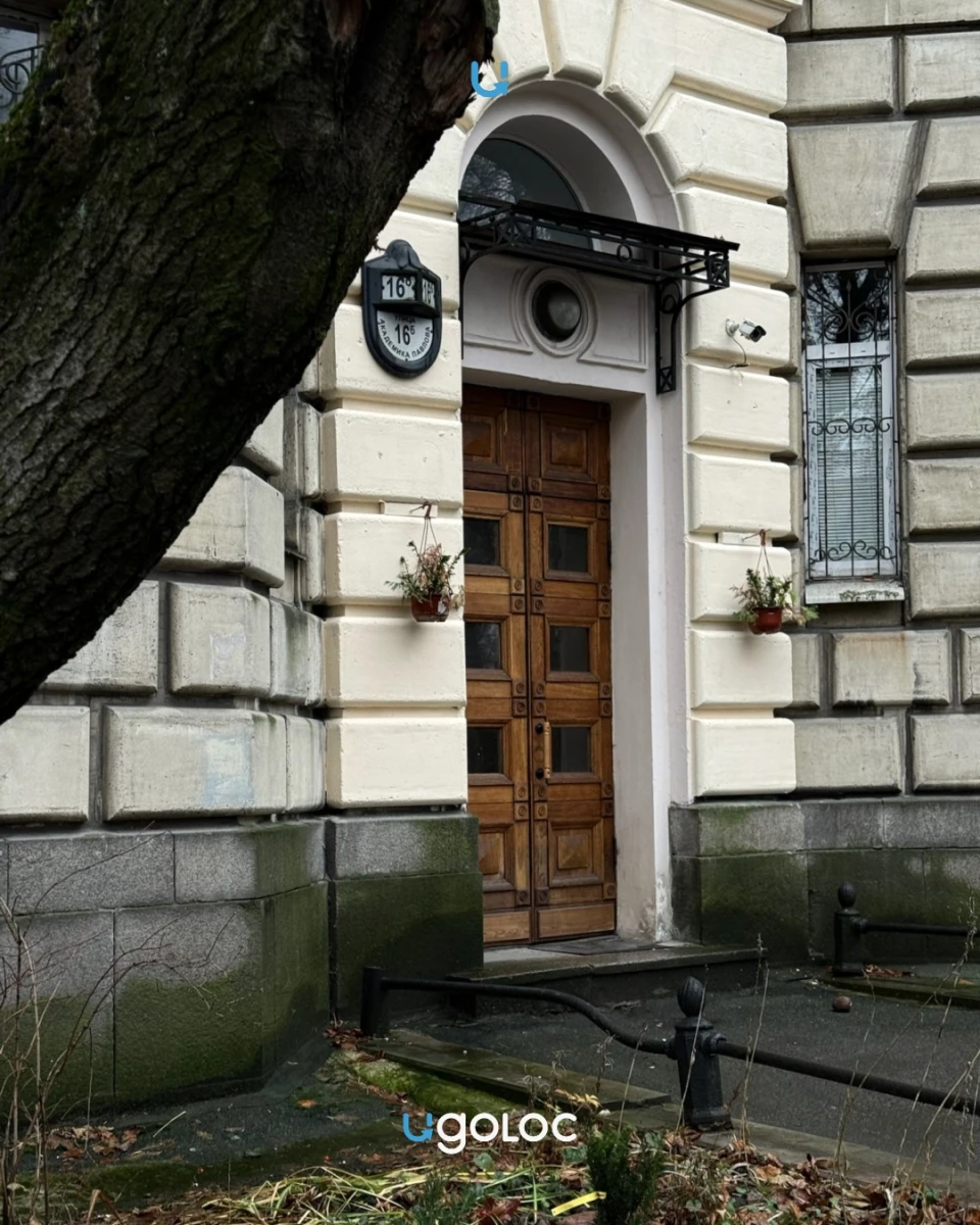 Красивая дверь на улице Академика Павлова