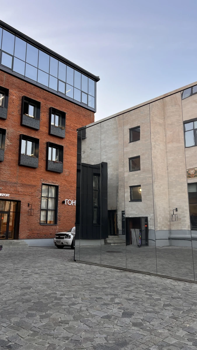 Необычное зеркальное строение на Тульской