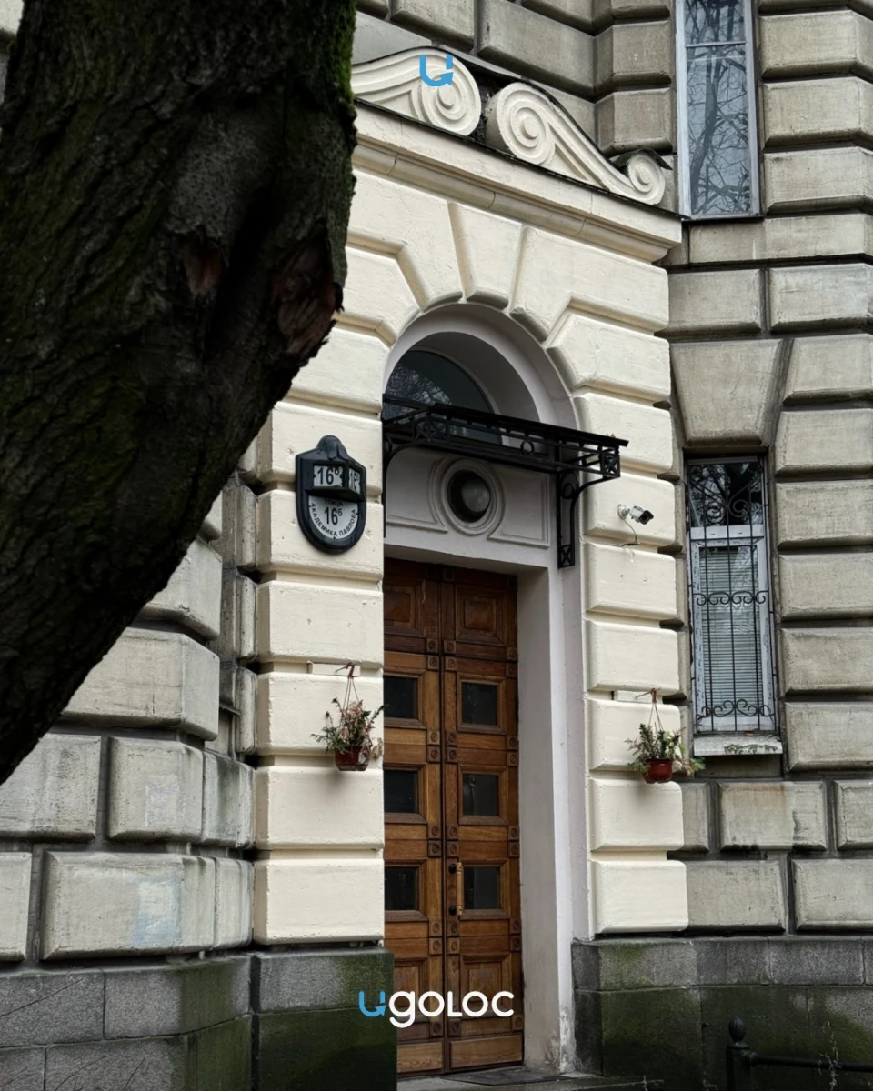 Красивая дверь на улице Академика Павлова