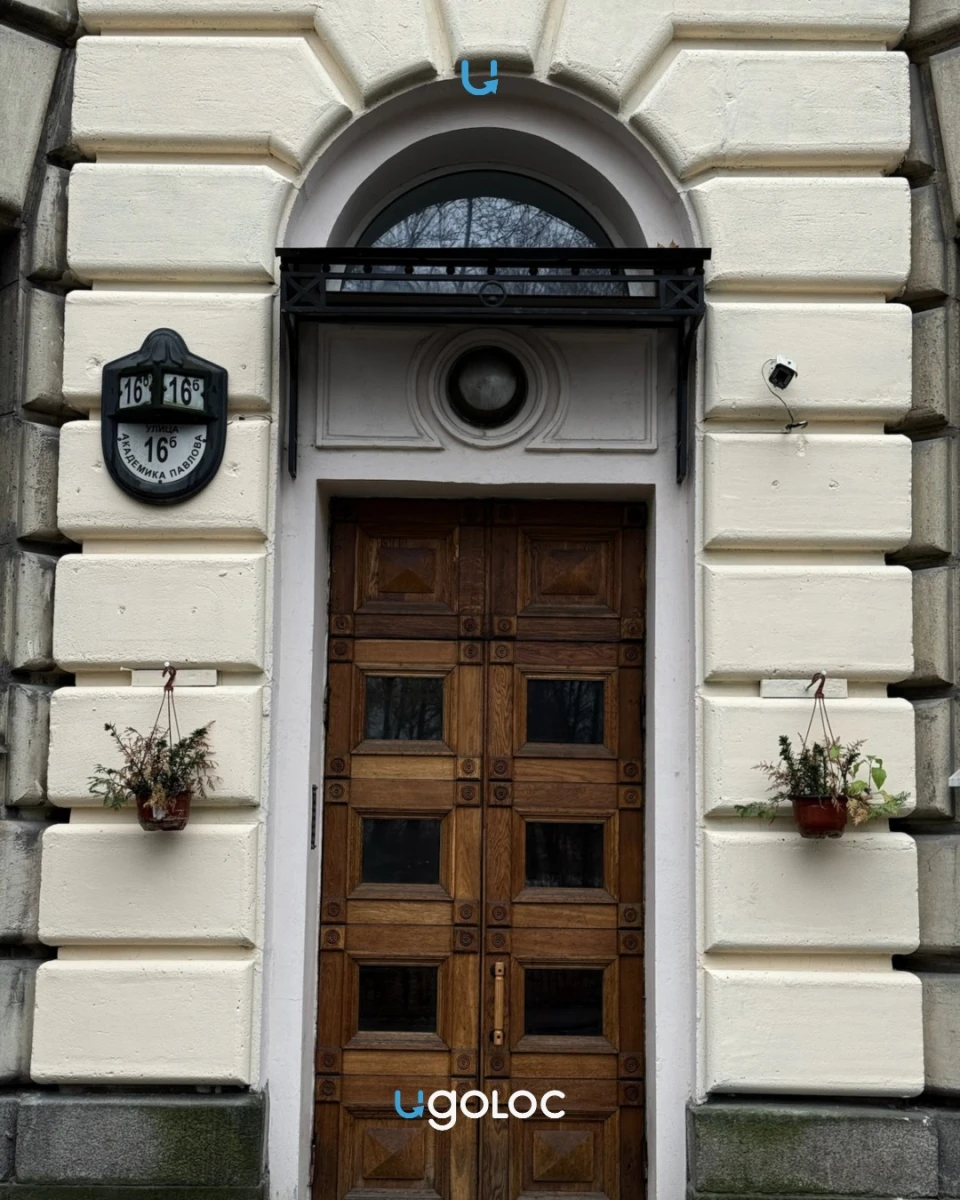 Красивая дверь на улице Академика Павлова