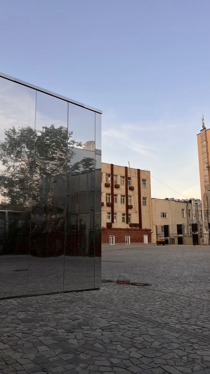 Необычное зеркальное строение на Тульской