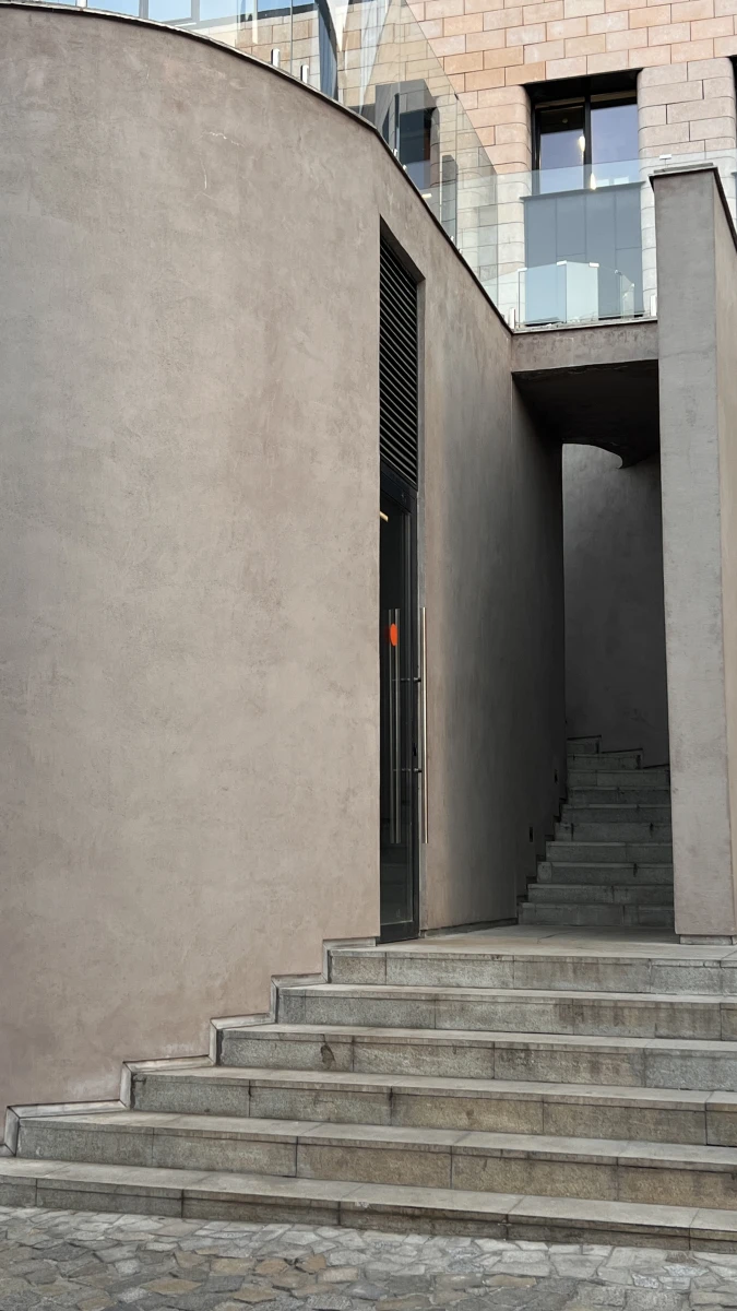 Бетонный фасад в минималистичном стиле