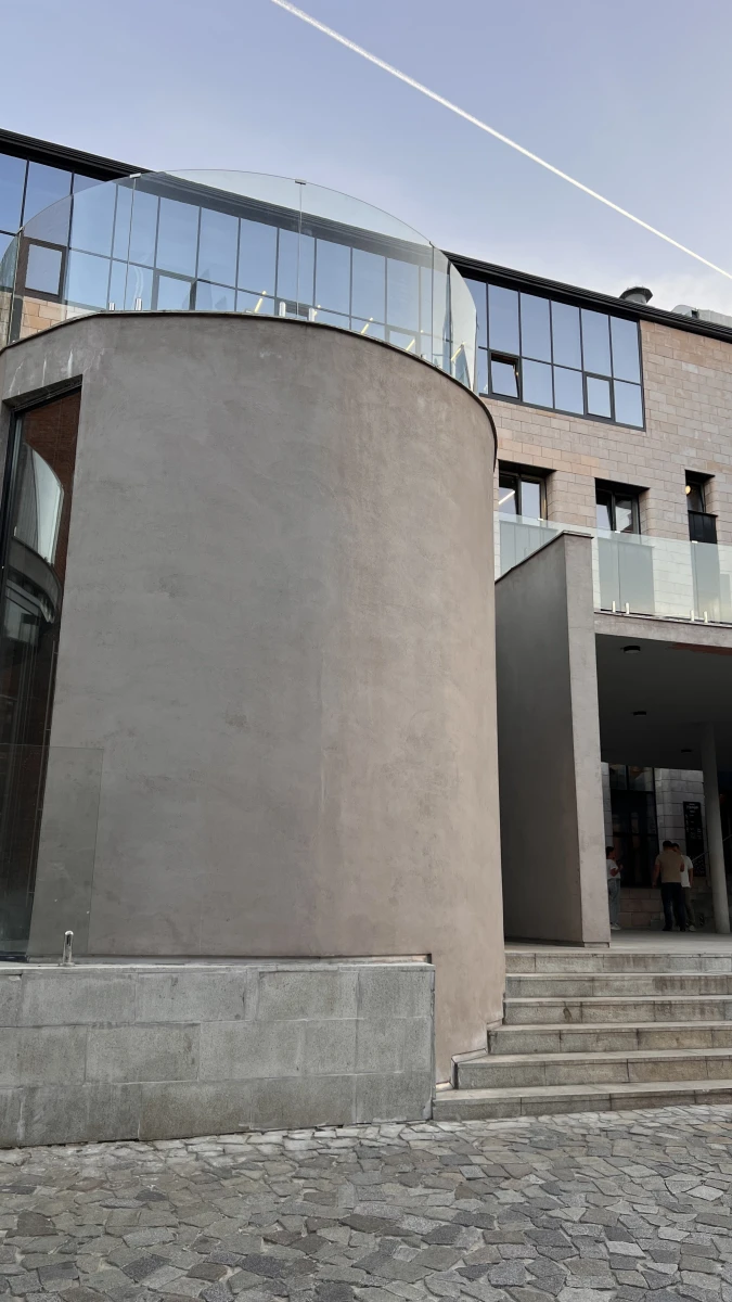 Бетонный фасад в минималистичном стиле