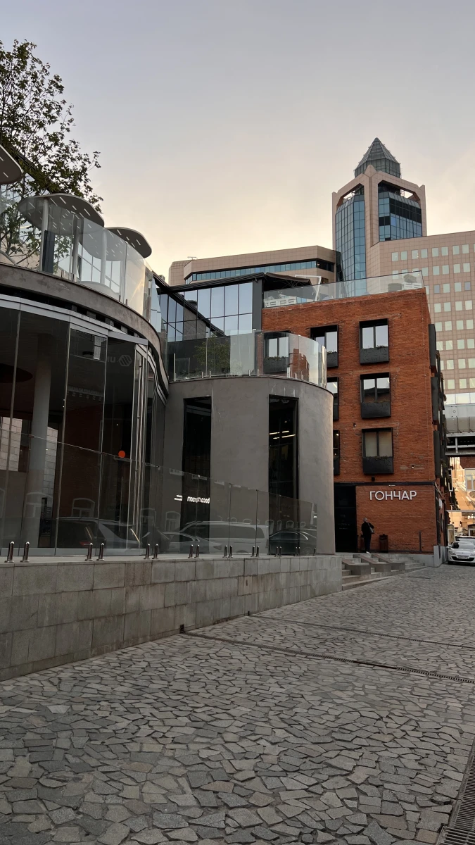 Бетонный фасад в минималистичном стиле