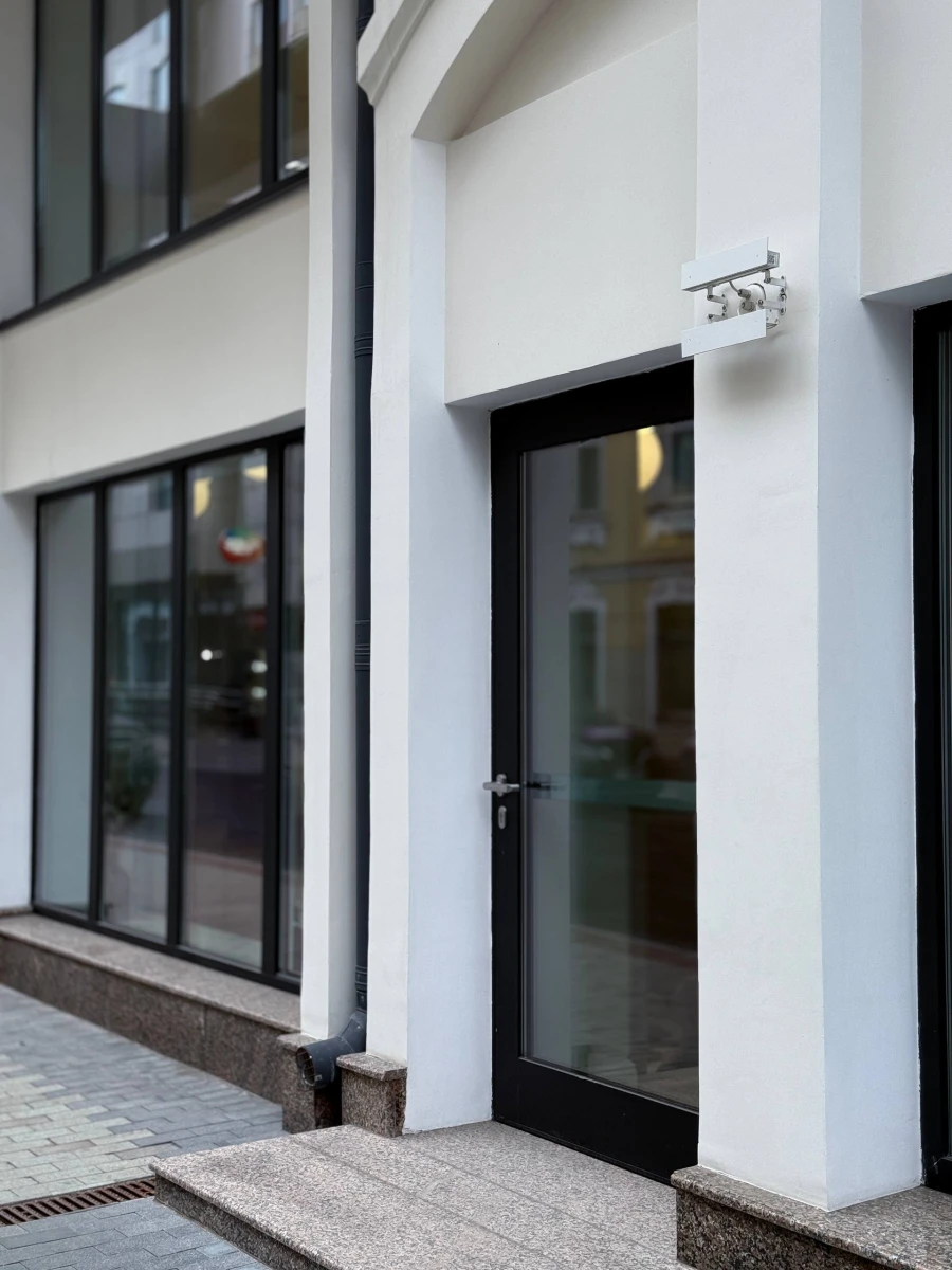 Белое здание на Просвирином