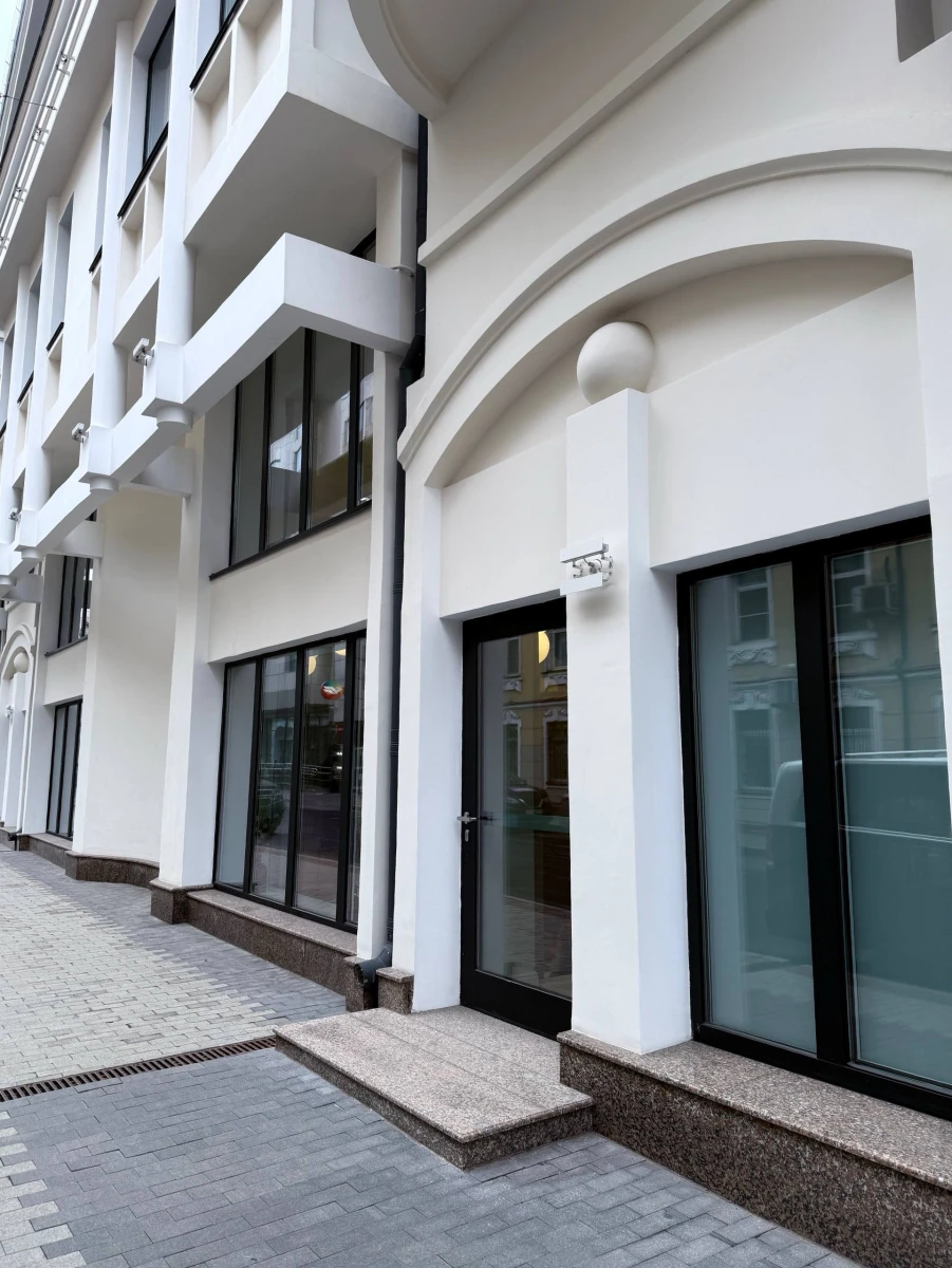 Белое здание на Просвирином